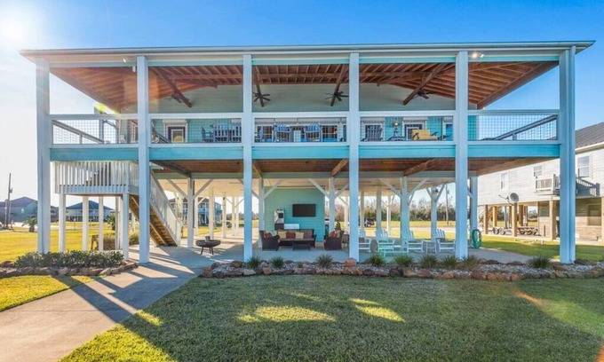 Hackberry Casa | CRABBIN CABIN ON THE WATER