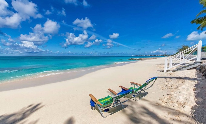 Cockburn Town Apartamento | Frente a la playa con Encanto - a pie de la ciudad y restaurantes