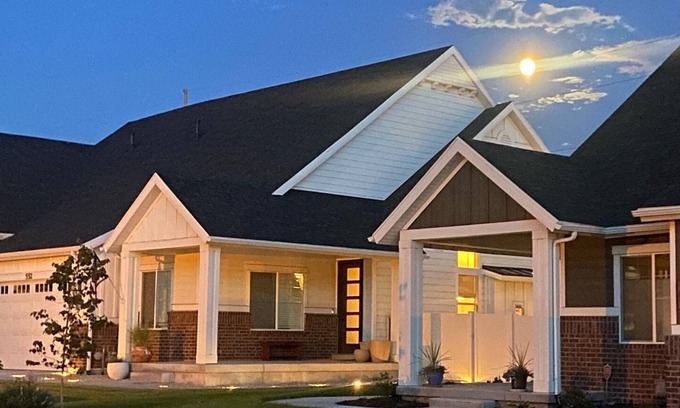 Murray Casa | Craftsman Home in ideal Location~ Near Shops and Mountains! Pet Friendly!