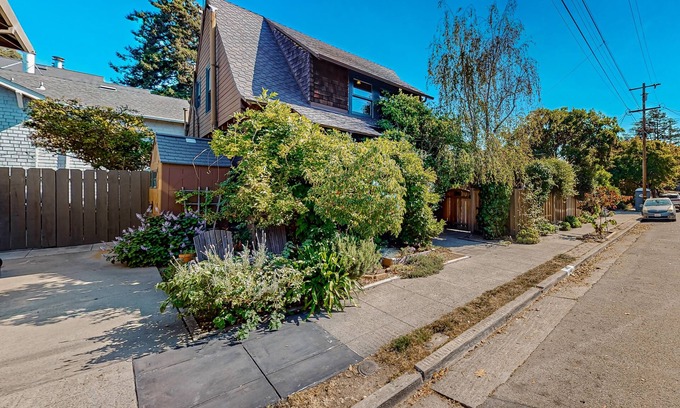 North Berkeley Casa | Craftsman house in great location with patio, streaming, workspace, W/D, & AC