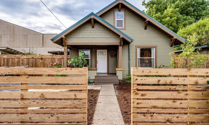 Central Oregon Casa | "Craftsman Oasis" offers a central location 5 minutes to river park bike path.