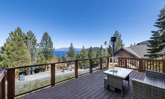 South Shore Cabina | Craftsman's Lakeview paradise in Lake Tahoe -- 4 Bedrooms Luxury Home