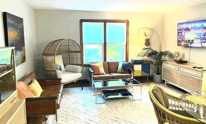 East Aurora Apartamento | Craftsman with Private Quaint Relaxing Garden Near Hamlin