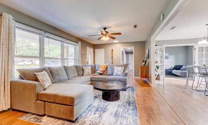 Enterprise Casa | Craig - Yellowleaf Alabama · High-Flying Haven: 4bd 2 bath
