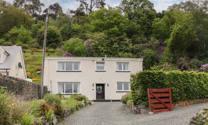 Kilmun Cabaña | CRAIGEND COACH HOUSE, pet friendly, with a garden in Dunoon
