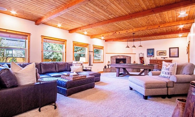 Hailey Casa | Cranbrook Cottage - Family Home + Hot Tub + Pool Table