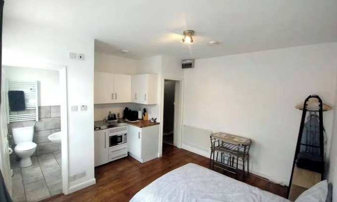 Reading Apartamento | Cranbury House Apartments