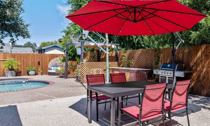 Concord Casa | Crawford Poolhouse Near Many Conveniences