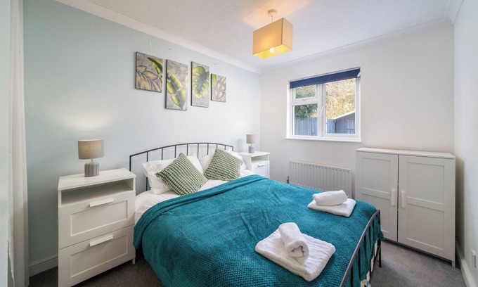 Maidenbower Apartamento | Crawley Stainer 1-Bedroom with Parking and Garden