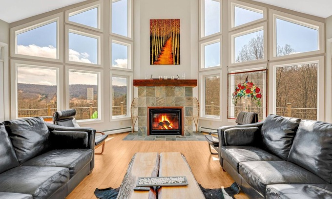 Great Valley Chalet De Esquí | Crazy spacious hillside ski chalet! WOW-views and expansive wraparound deck!