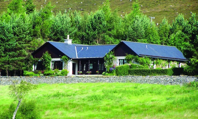 Ballater Cabaña | CREAG BHALG - MAR LODGE ESTATE, with open fire in Braemar