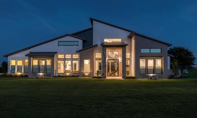 Waxahachie Casa | Create amazing memories in contemporary 2024 Lake Retreat with Pool & Hot Tub.