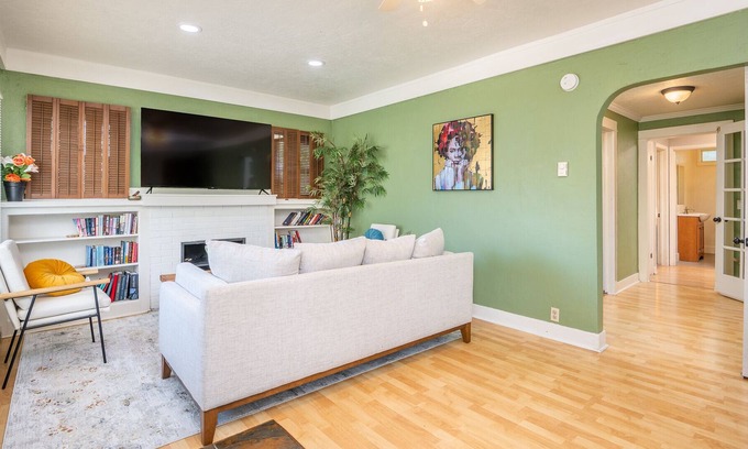 Amazon Casa | Creative Haven Next to U of O w/ Parking! Monthly Stays Welcome!