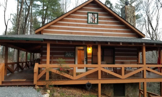 Dial Cabina | Creek!3BR3BA+Loft/!GameRoom!Slps 9!Wrap Around Deck!
