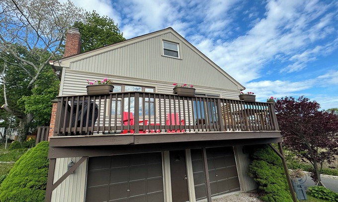 Stony Creek Casa | “Creek Boutique” lies steps away from beach, markets, and parks.