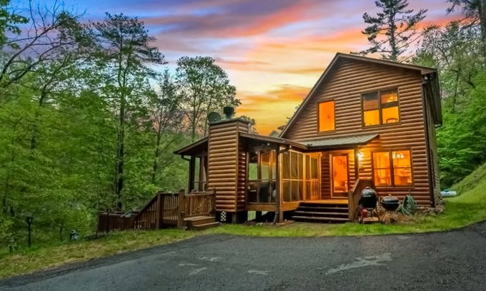 Cherry Log Cabina | Creek Cabin with fenced yard, screened in patio and hot tub