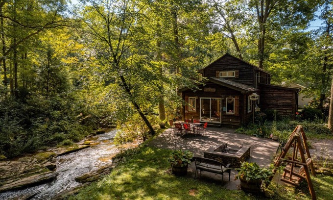Confluence Cabaña | Creek Haven · Stunning Creekside Cottage w/ Hot Tub Minutes to Yough Lake, Ohiopyle