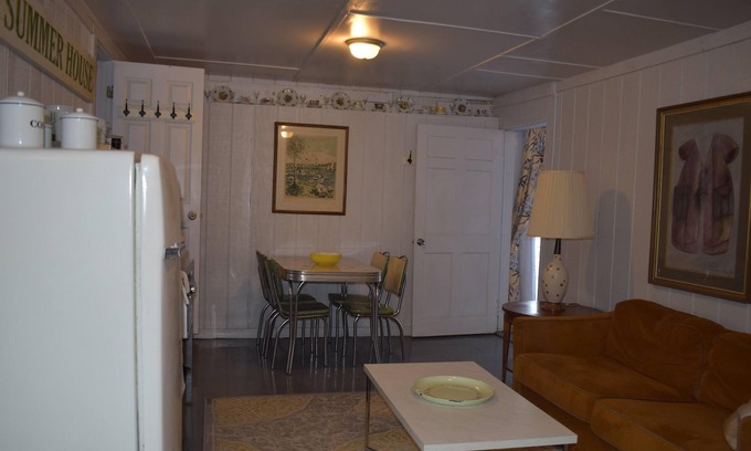 Jeffersonville Casa | Creek House sleeps 4-8 guests with private bathroom, queen bed, single beds and kitchenette.