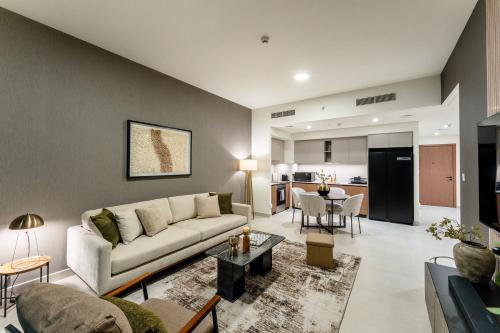 Madinat Zayed Apartamento | Creek palace residence by Hogar