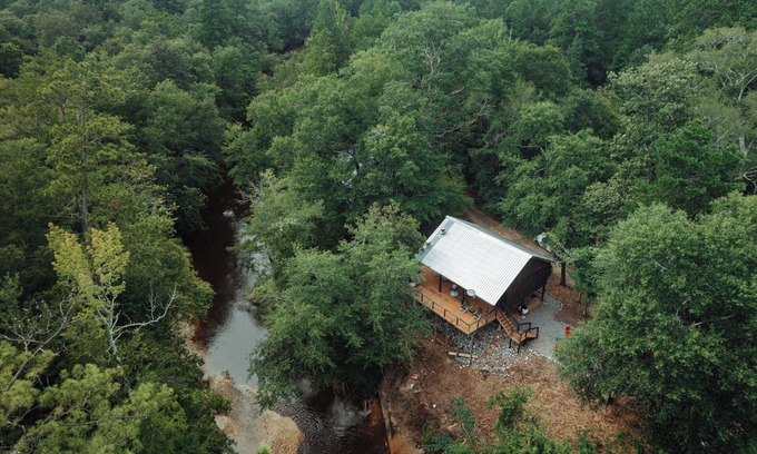 Hattiesburg Casa | Creek-side getaway, big deck, easy access to the city while being off the grid!