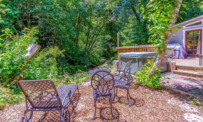 Guerneville Cabaña | Serene creekside casa w / jacuzzi privado y terraza - cerca del río / bosques, perros OK!