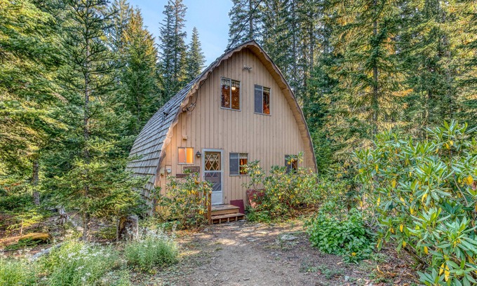 Government Camp Cabina | Creek-side mountain cabin with fireplace, balcony & full kitchen - near hiking
