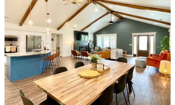 Fayetteville Casa | Creek Side Retreat w/ HotTub by Lake & Bike Trails