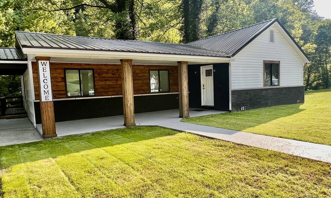 Borderland Casa | Creek View Retreat 3 Bedroom- 2 Full Bathroom. Cozy home
