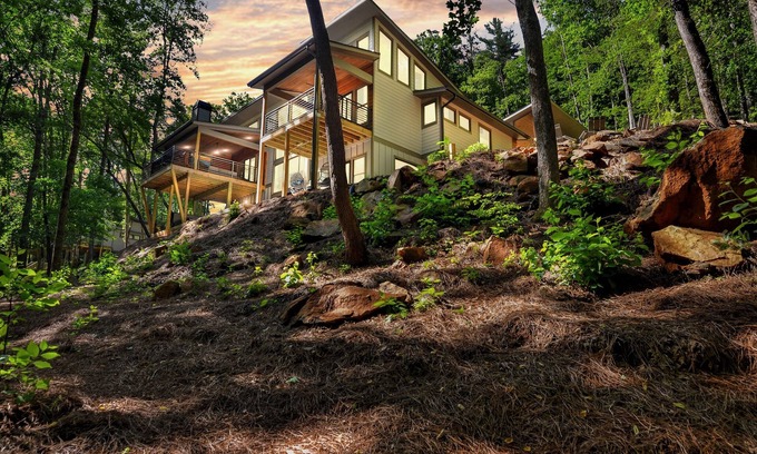 Ellijay Cabina | CREEK VIEWS!!! 5BR Mountain Modern Luxury on the water! Must See!