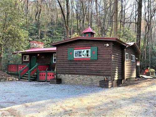 Helen Casa | Creekfront Cabin Amazing for Families in Helen, Georgia