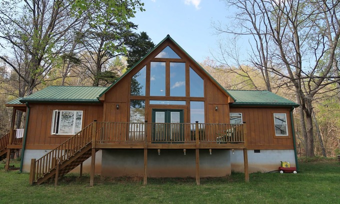 New Castle Cabina | Creekfront Family-friendly Cabin in Blue Ridge Mountains