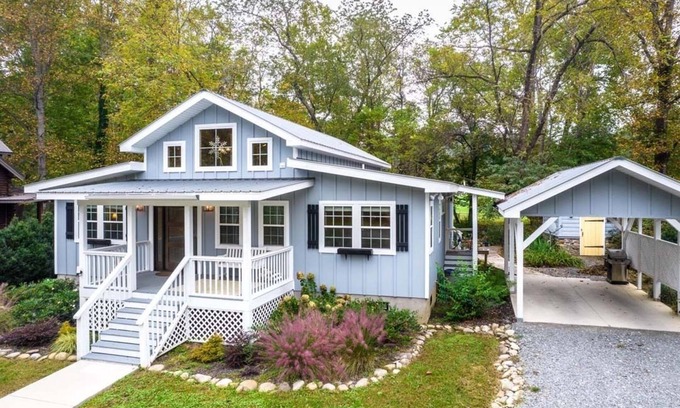 Bryson City Otro | Modern Farmhouse on Deep Creek. Hot Tub. Close to Town and Nat'l Park Entrance.