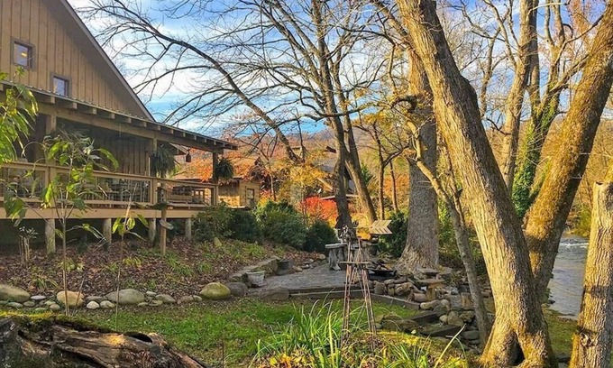 Bryson City Casa | Water's Edge ~ Hermosa casa con Deep Creek como tu patio trasero ~ Pure Delight!