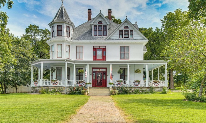 Yellville Casa | Creekfront Yellville Manor w/ Parlors & Fire Pit!