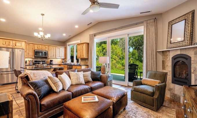 Sheridan Condominio | Creekside 2BR/2BA retreat in the Powderhorn Golf Community. Steps from clubhouse, pool, and tennis courts with a private patio overlooking Goose Creek.