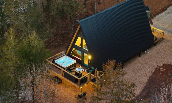 Omaha Casa | Creekside A-frame Hot Tub 1st FL King Suite🖤PET