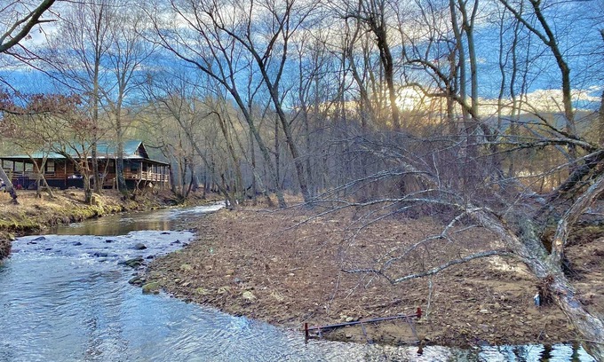 Newnata Cabina | Creekside accommodations near Mt. View - Pet Friendly and a kids paradise