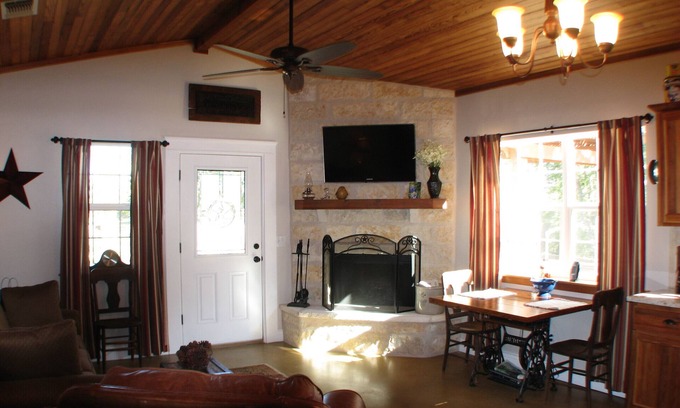 Fredericksburg Casa | Creekside Barn Situado en Bear Creek a pocos minutos de Fredericksburg