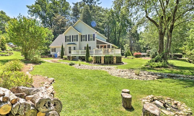 Brevard Casa | Creekside Brevard Home Less Than 1 Mi to Downtown!