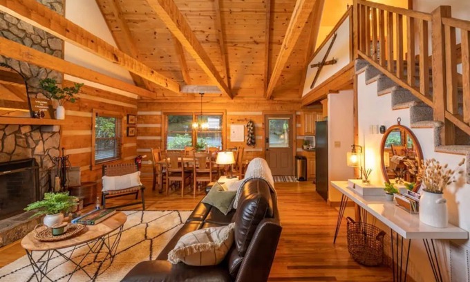Seven Devils Cabina | Creekside Cabin > 15min to Hiking, Rafting, & the Alpine Coaster > Pet-Friendly