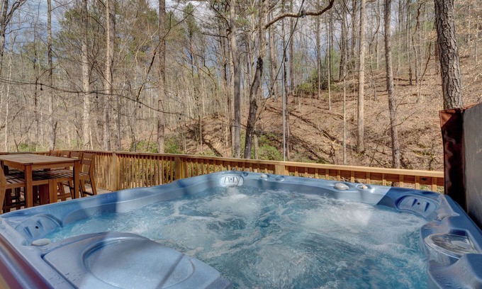 Talking Rock Cabina | Creekside cabin, hot tub, fire pit, wood pizza oven n grill, dogs, near Ellijay