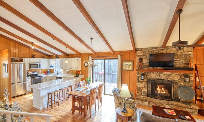 Maggie Valley Casa | Creekside Cabin in Maggie Valley Country Club with Club Pool access -2 King beds