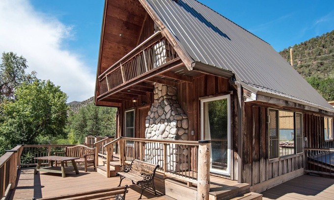 New Castle Cabina | Creekside cabin near Glenwood with outdoor kitchen