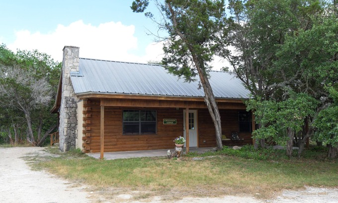 Vanderpool Cabina | Creekside Cabin near Lost Maples State Park