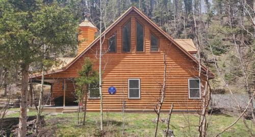 Red River Casa | Creekside Cabin - Pet Friendly - WiFi - Washer - Dryer - Grill - Fenced Yard - Fireplace
