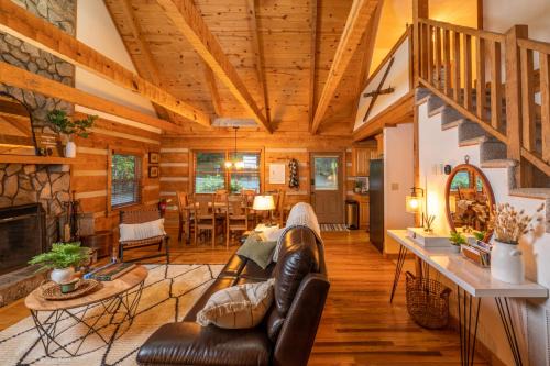Seven Devils Casa | Creekside Cabin - Seven Devils,NC - Pet-Friendly, Close to Hiking & Fishing, and Family Games!