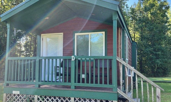Ernul Cabina | Creekside Cabin steps away from Blount's Creek!