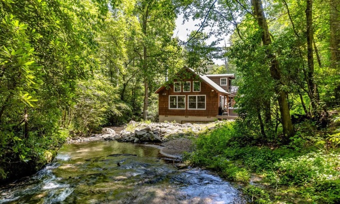 Blue Ridge Cabina | Creekside Cabin, Waterfront/Hot Tub/Pet-Friendly