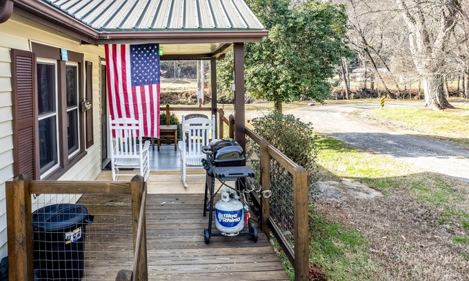 Bryson City Cabaña | Creekside Cabin with Free WiFi, Firepit, Full Kitchen, & Private W/D - Dogs OK