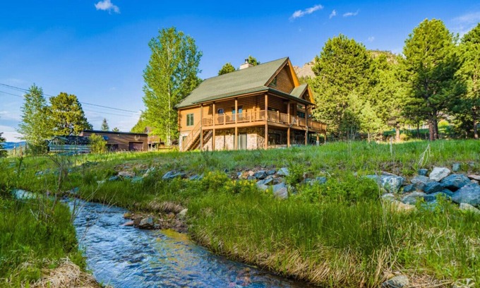 Carriage Hills Apartamento | Creekside cabin with hot tub, views, fireplace